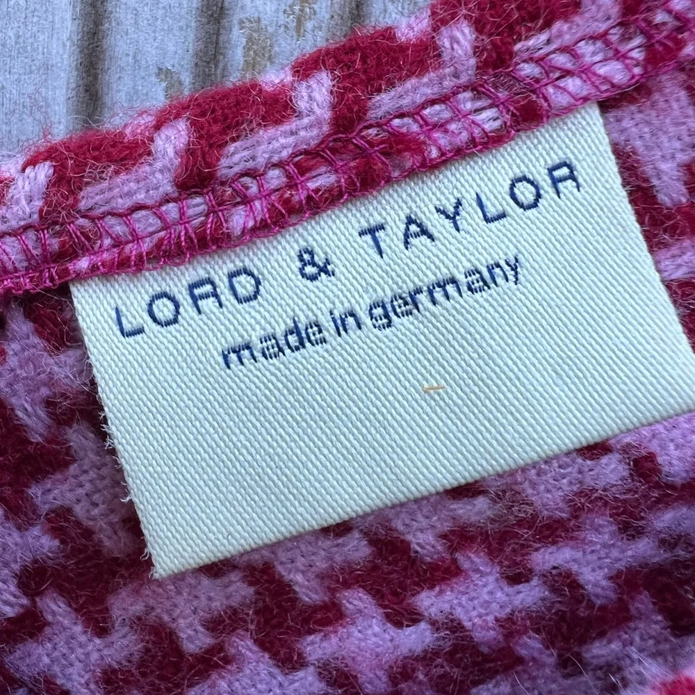 LORD AND TAYLOR Houndstooth Pink and Red Lightweight Fringe Poncho One Size - Picture 5 of 10